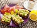 Рецепта Полезни сандвичи за закуска с авокадо, шунка хамон (прошуто) и пълнозърнест хляб